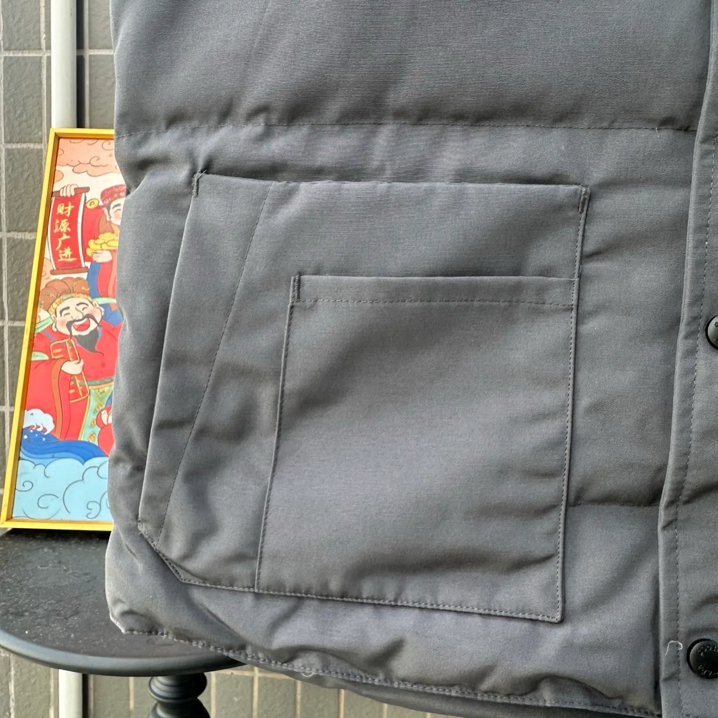 P380 Top real shot - Style number: TT119 Canada Goose has always been recognized as the warmest down jacket. Various Instagram celebrities, Internet celebrities, and celebrities often wear it for street photos. I make Canada Goose every year, but I still can't get rid of my love for the goose. No matter how cold the days are, there is no need to be afraid because of the care of the goose. The down vest is definitely a concave shape in autumn and winter. It is a trading company order model, exclusively launched! The purchase at the counter is the same as the genuine original clothes. Pay attention to the matching. There is velvet on the back collar, which is more warm. There is a zippered hidden pocket on the inside, and the genuine net pocket is synchronized inside. You need to compare the genuine products at any time. All the accessories are custom-made from the original factory. 1️⃣Fabric: Domestic exclusive Japanese original fabric with characteristics: waterproof, drill-proof, anti-fading, 24-count calendered woolen surface (waterproof level conforms to the ball raincoat level) 2️⃣Down: national standard 80 white duck down Supports identification (many on the market are 50 velvet and recharged in order) with better thermal insulation performance, light and not heavy, and good recovery of fluffiness after compression!  3️⃣Zipper: Original factory customized zipper with clear engraving and perfect texture. Original customized authentic YKK military-grade copper core zipper puller that can withstand hundreds of thousands of pulls. 4️⃣Embroidery: Imported new Behringer embroidery machine customized with 10,000-needle electric embroidery, full/three-dimensional/clear! 5️⃣: 400D high-density count liner fabric in the inner liner completely eliminates the problem of velvet leakage and velvet leakage. In the down woven category, there is no bragging. There is currently almost no one that can do better than us! Make an original product with care, so that every customer has the confidence to introduce it to his customers: This is the top replica version in China. A good product does not need too much soft text to set it off. Color: black, gray, off-white, size: Please note that slight color differences on the product are normal and will not be used as a reason for return or exchange. #Due to different monitor display pixels and external factors such as shooting lighting